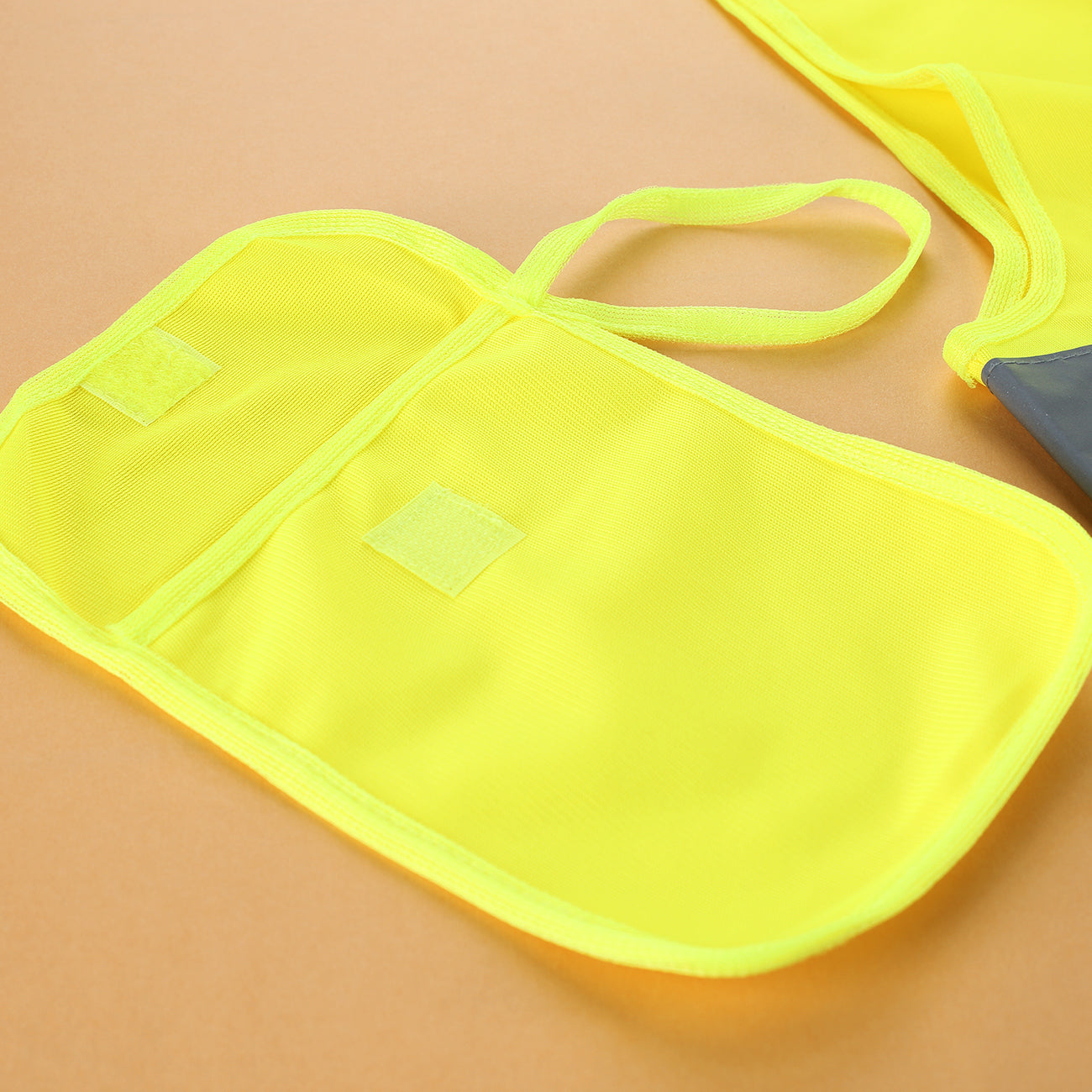 Detailaufnahme der Tasche der Warnweste in leuchtendem gelb