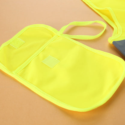 Detailaufnahme der Tasche der Warnweste in leuchtendem gelb