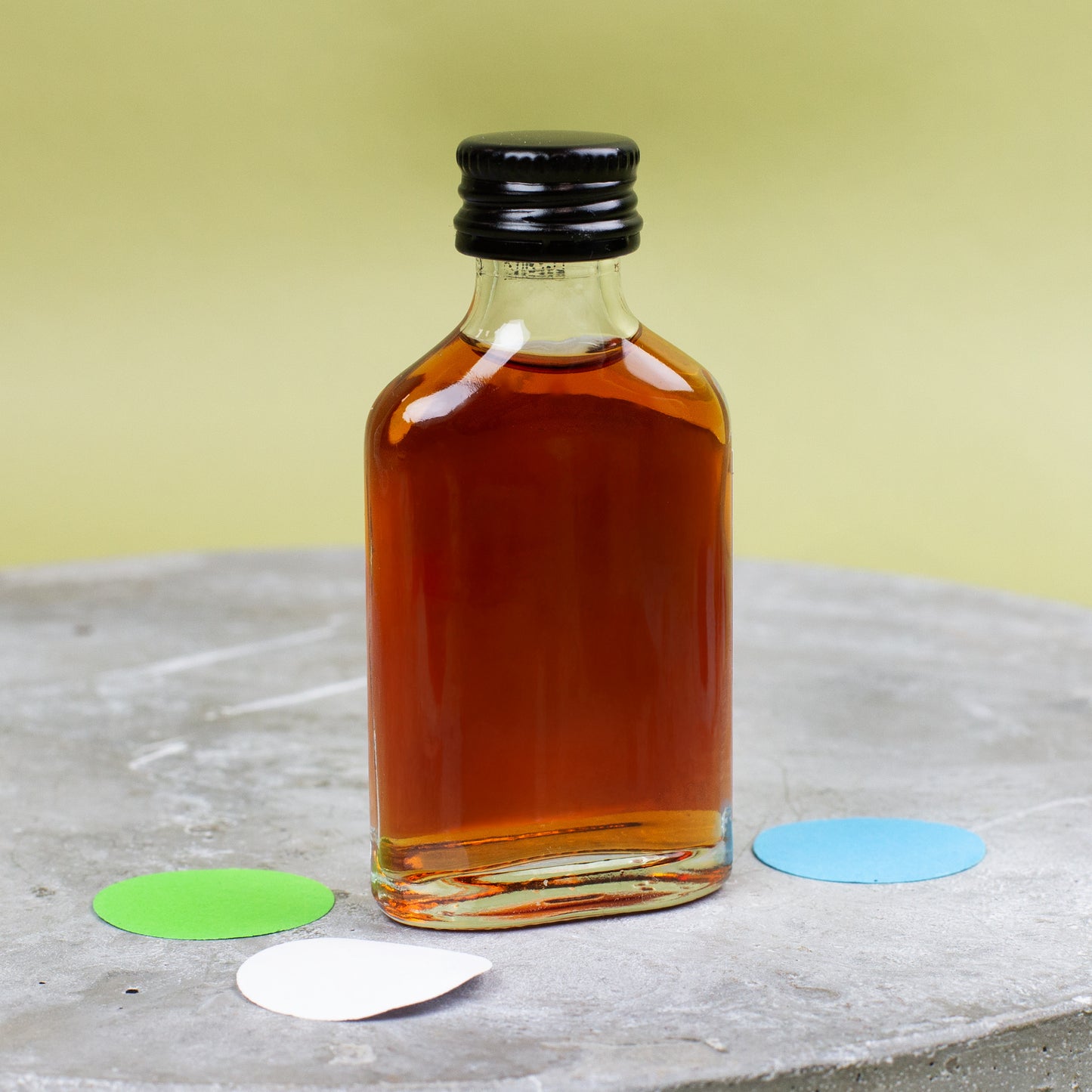 Kräuterschnaps von der Rückseite mit Konfetti