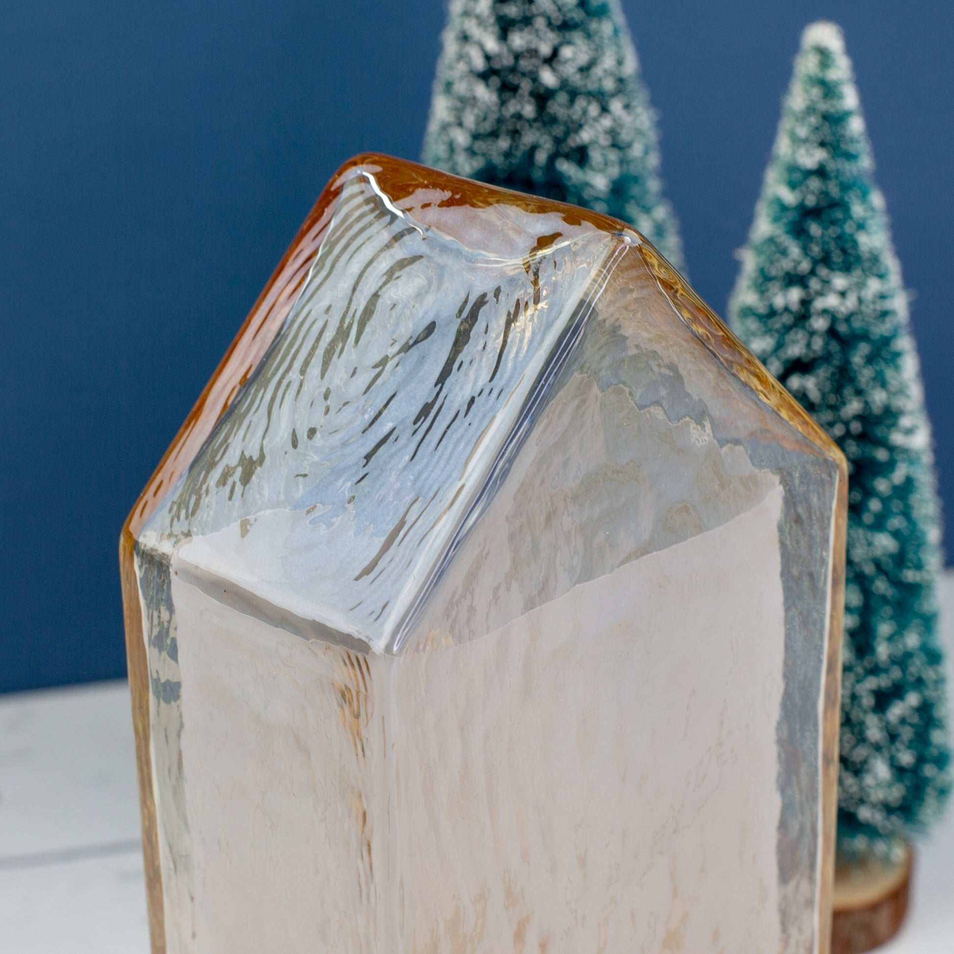 Nahaufnahme des Glasdachs vom Leonardo LED-Dekohaus – strukturierte Glasfläche in Amber mit Lichtreflexen.