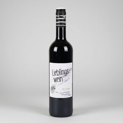 Studioaufnahme der Lieblingswein Rotweinflasche mit Etikett – Deutscher Qualitätswein 0,75 l