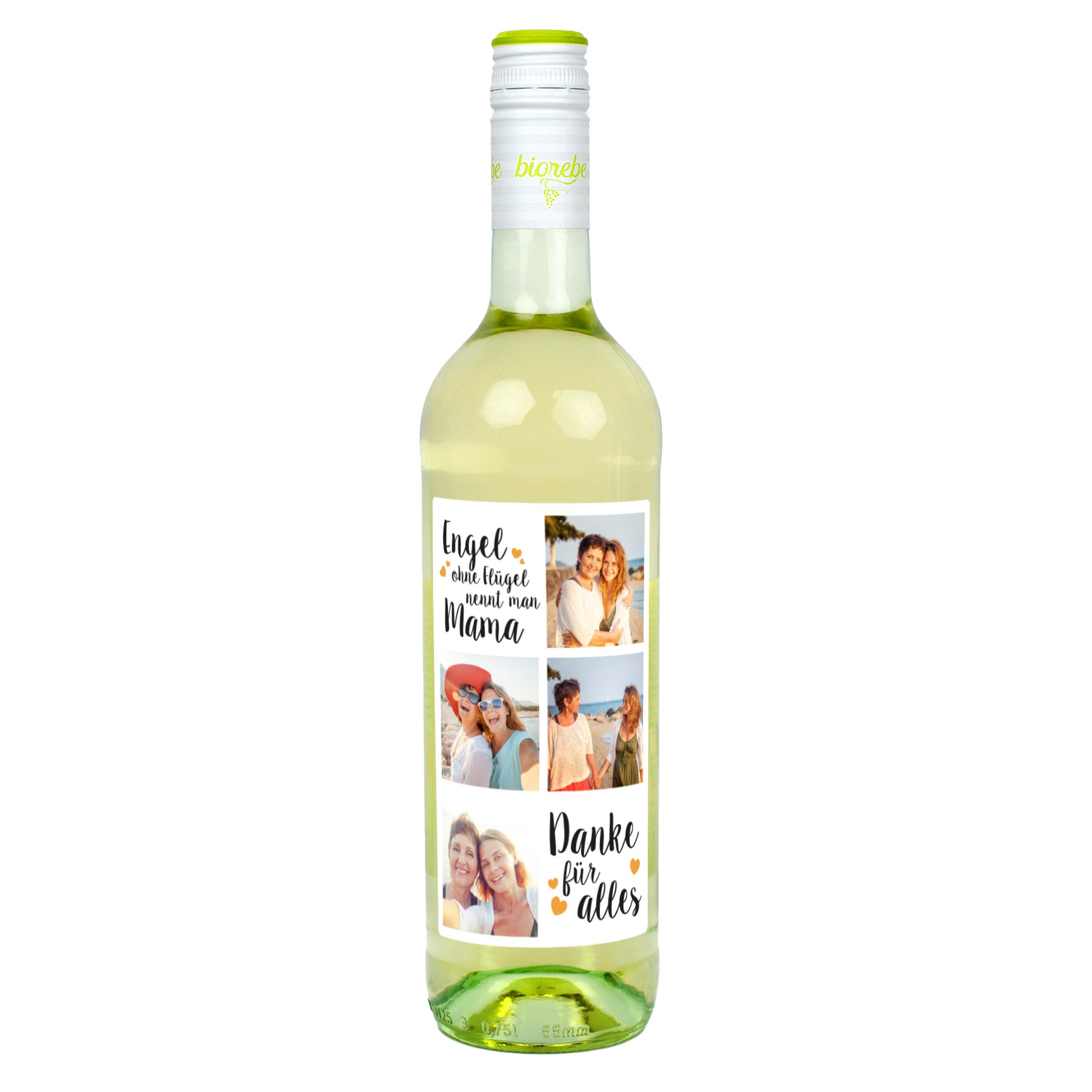 Flasche Weißwein mit Mama-Motiv „Engel ohne Flügel nennt man Mama – Danke für alles“ und vier Fotos, auf weißem Hintergrund.