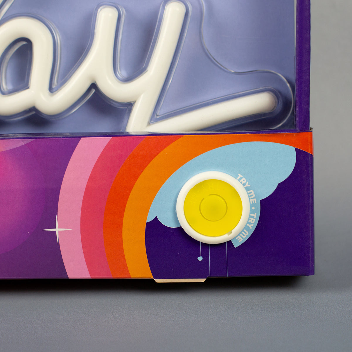 Probier-Knopf an der Verpackung des Neon-Schild zum Geburtstag
