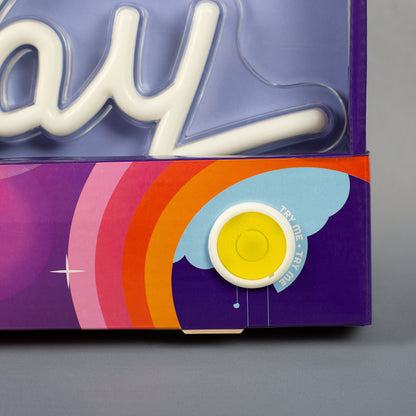 Probier-Knopf an der Verpackung des Neon-Schild zum Geburtstag