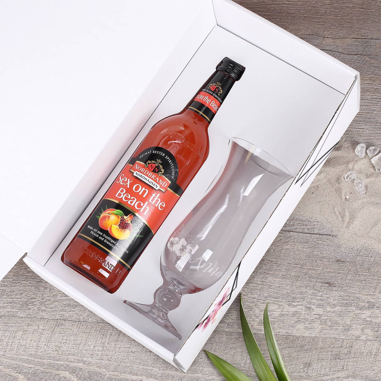 Geschenk-Set mit individuell graviertem Cocktailglas und Likör in passender Verpackung