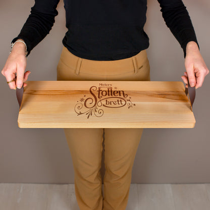 Holzbrett mit Gravur „Stollenbrett“ und personalisiertem Namen, getragen mit beiden Händen