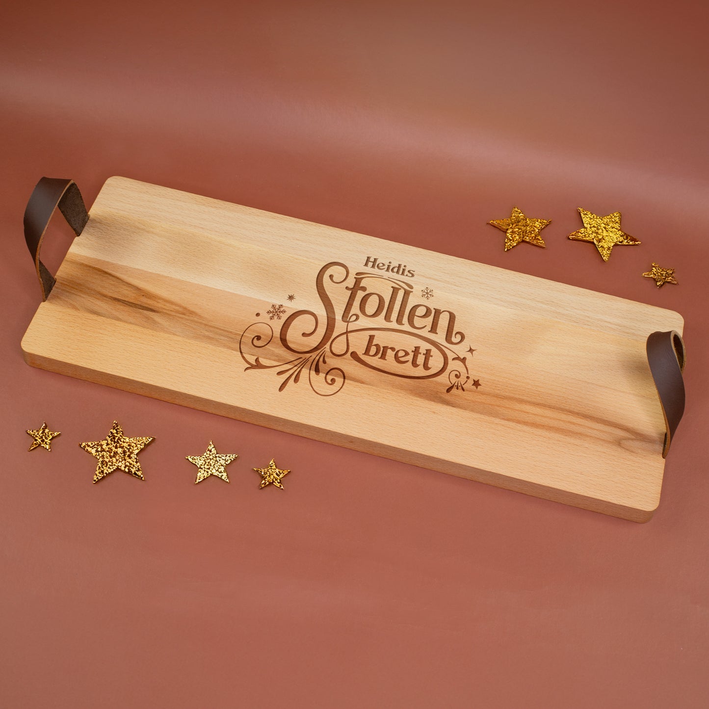 Personalisiertes Stollenbrett aus Buchenholz mit Gravur und Ledergriffen im weihnachtlichen Ambiente