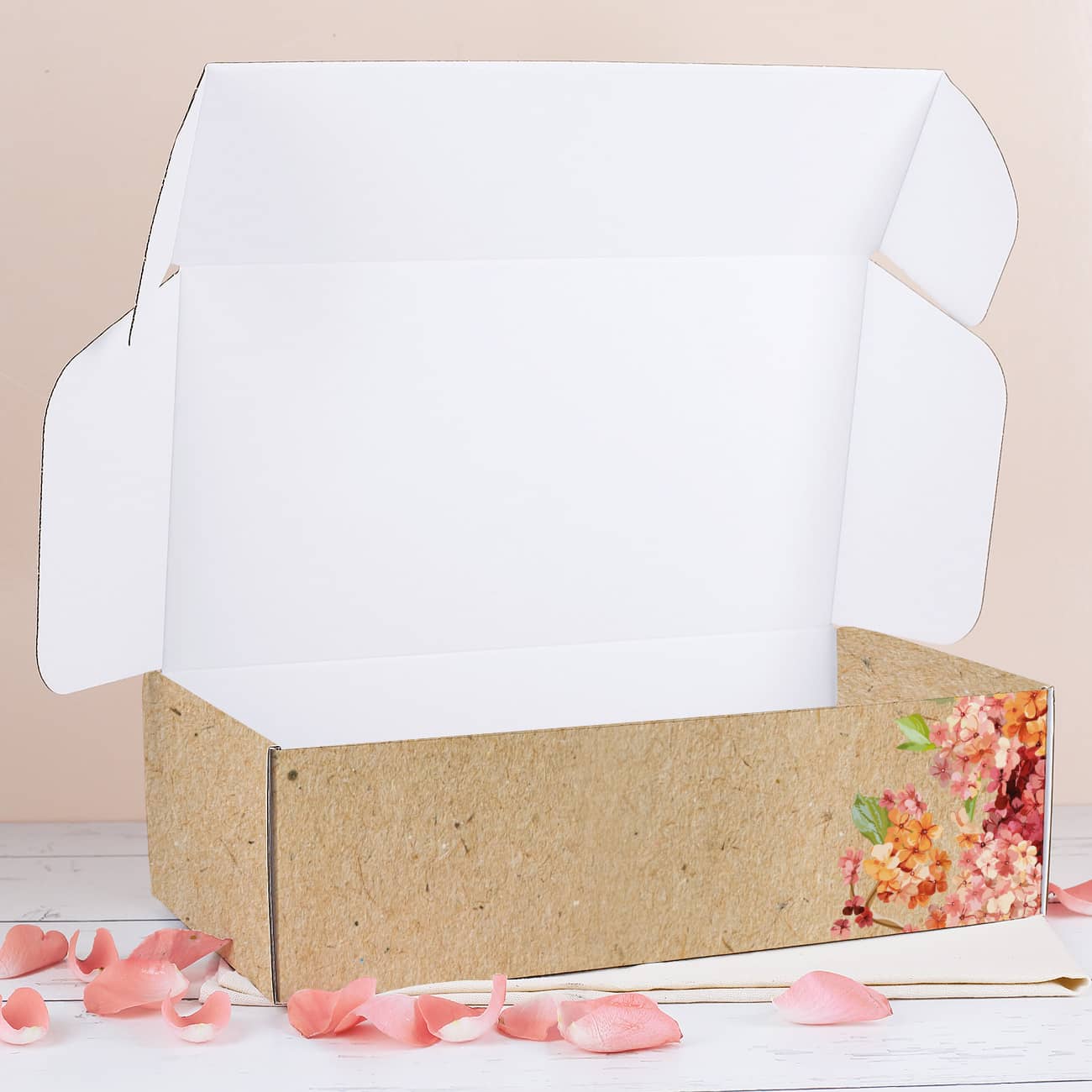 Geschenkschachtel zum Aufklappen für persönliche Präsente mit Craft Paper Effekt und Hortensienblüten