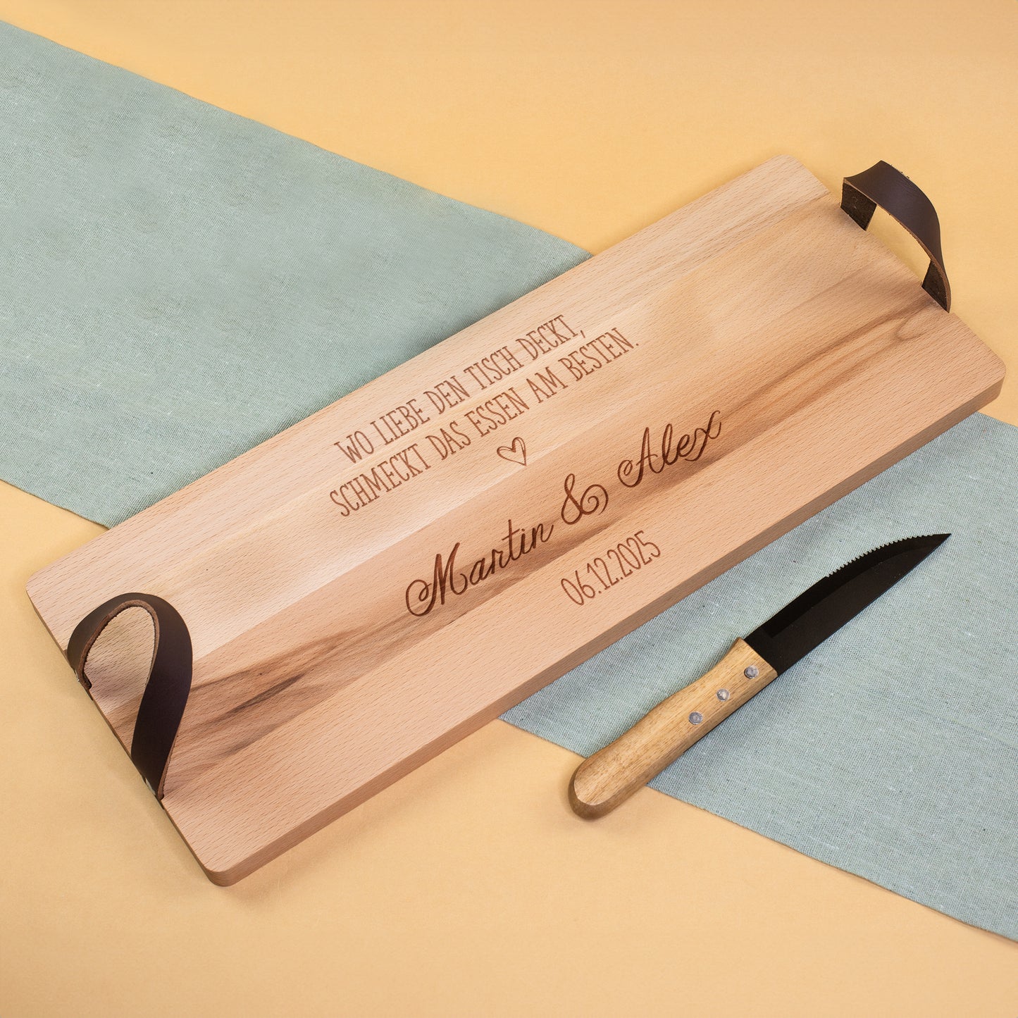 Servierbrett mit Ledergriffen und Gravur „Wo Liebe den Tisch deckt“, personalisiert mit Namen und Datum