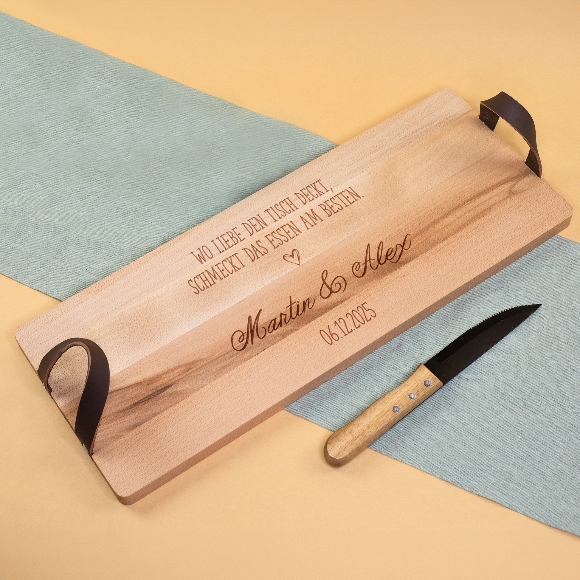 Servierbrett mit Ledergriffen und Gravur „Wo Liebe den Tisch deckt“, personalisiert mit Namen und Datum