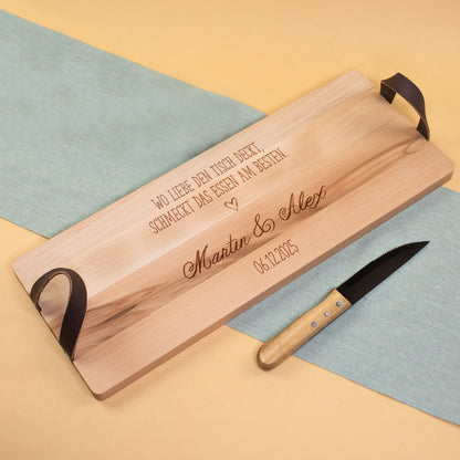 Servierbrett mit Ledergriffen und Gravur „Wo Liebe den Tisch deckt“, personalisiert mit Namen und Datum