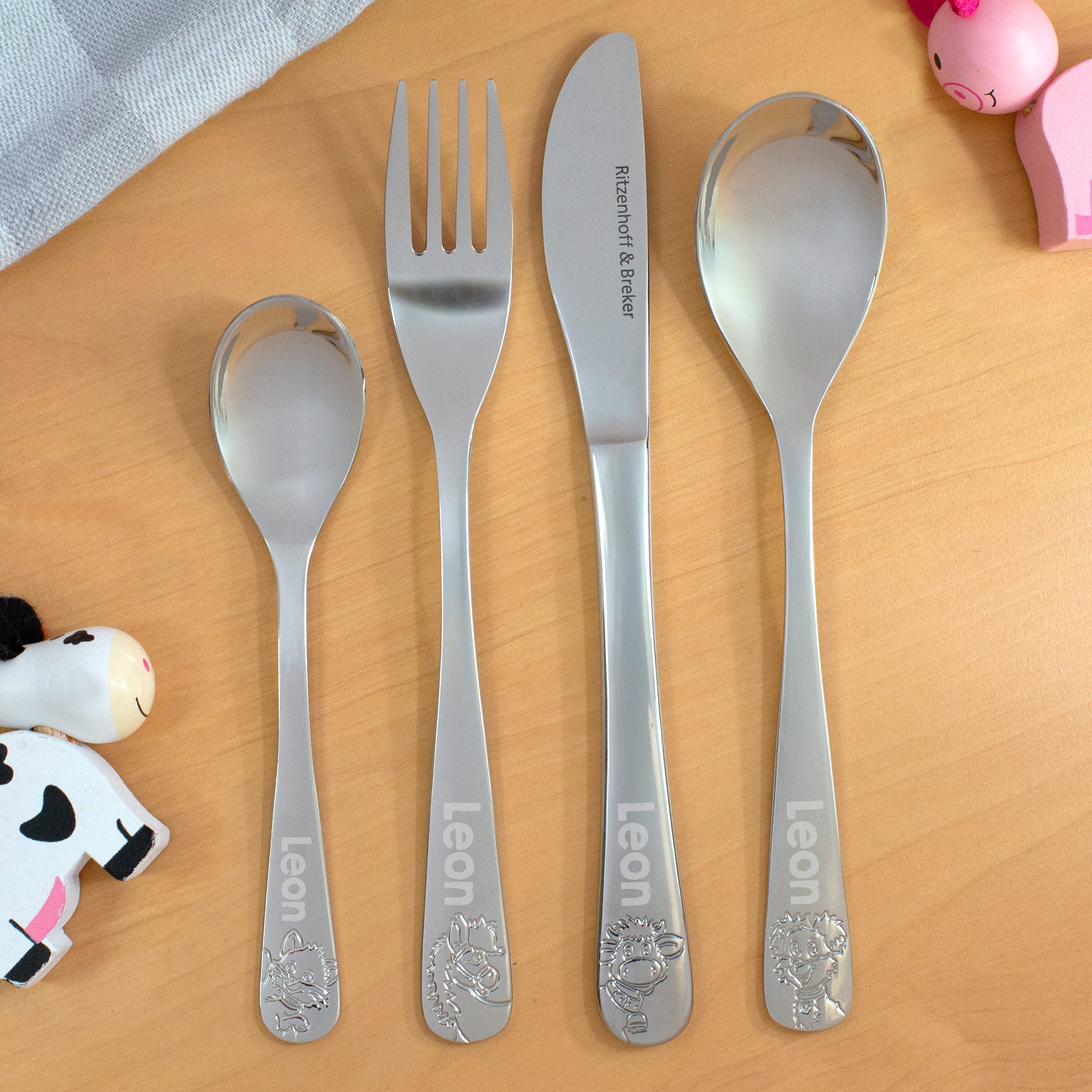 Kinderbesteck-Set Hoftiere mit Gravur, 4-teilig, Name Leon, auf Holzuntergrund