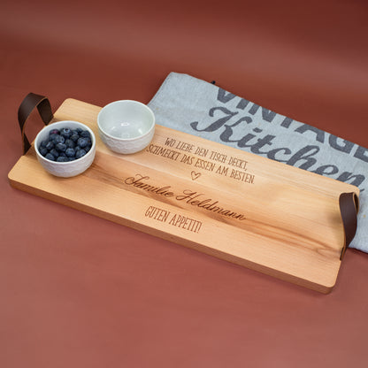 Servierbrett aus Buchenholz mit Ledergriffen, Gravur „Wo Liebe den Tisch deckt“ und personalisiertem Wunschtext