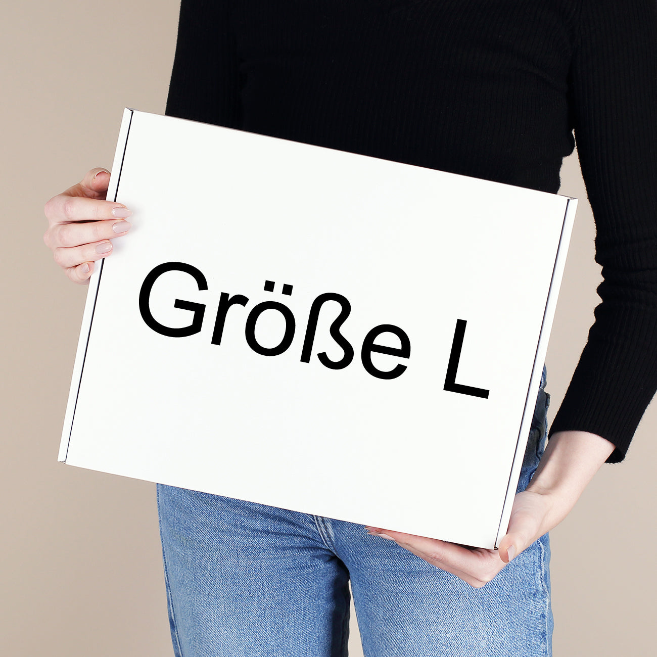 Weiße Geschenkbox Größe L in den Händen einer Person als große Geschenkverpackung im Größenvergleich