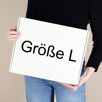 Weiße Geschenkbox Größe L in den Händen einer Person als große Geschenkverpackung im Größenvergleich
