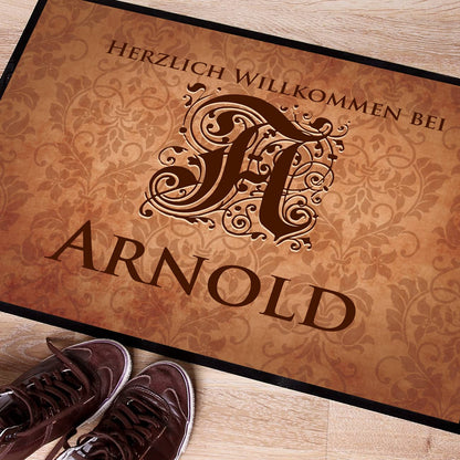 Bedruckter Fussabtreter mit alter Tapeten-Optik, Wunschname, Initial und Wunschtext.