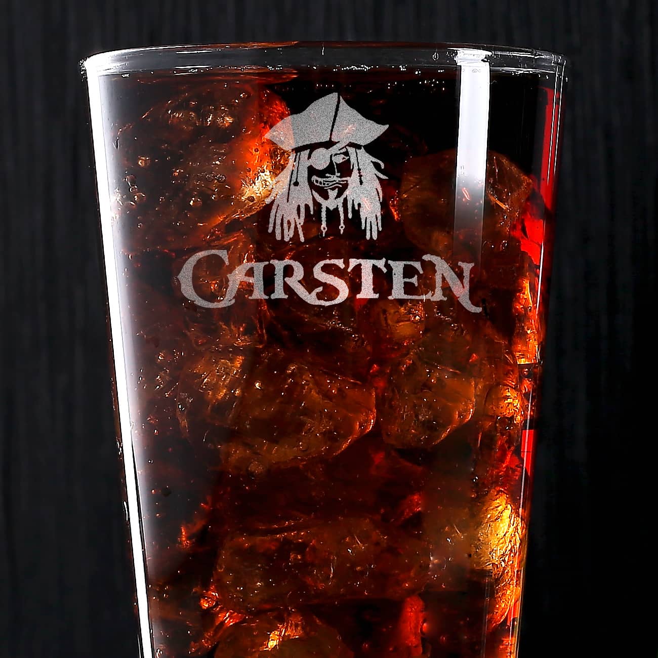 Trinkglas mit Namensgravur und Piraten-Motiv