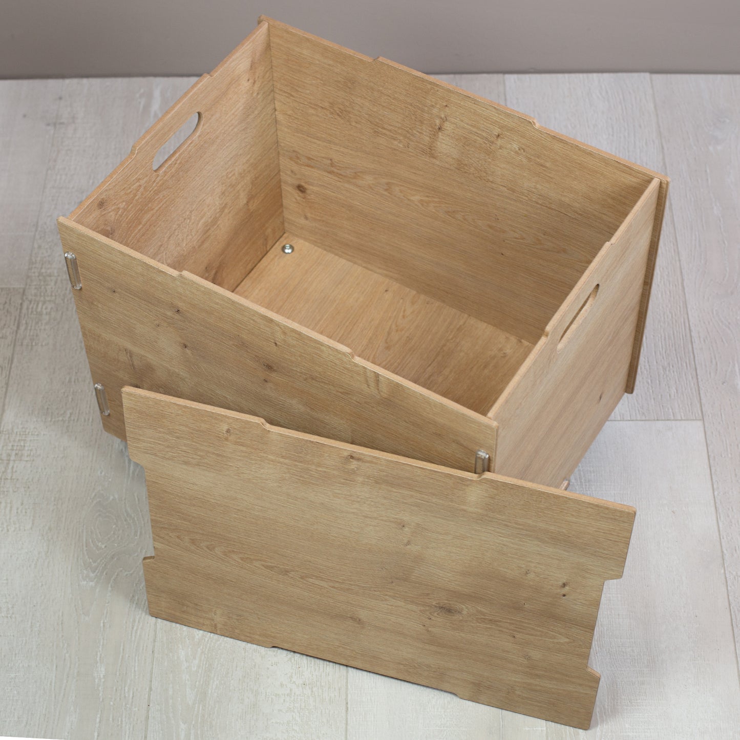 Blick von oben in die geöffnete Holz-Rollkiste mit abgenommenem Deckel, Innenraum und Konstruktion gut erkennbar
