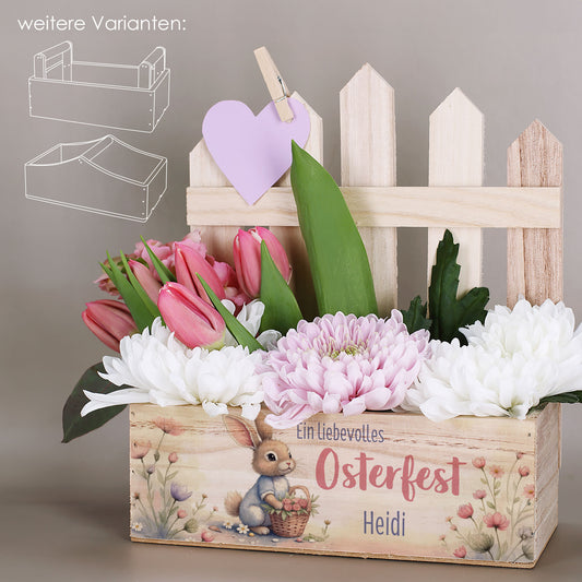 Personalisierter Pflanzkorb zu Ostern mit Hasenmotiv und Name – Holzkiste mit Blumen und Zaunrückwand und Variantenauswahl.