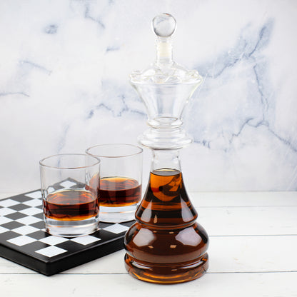 Dekanter Set mit Schachbrett-Sockel, König Karaffe und Whiskygläsern vor heller Marmoroptik