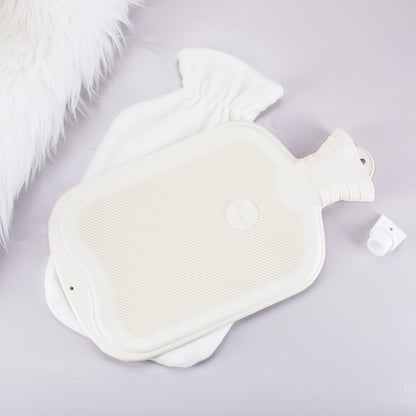 Weißer Bezug mit Gummiwärmflasche