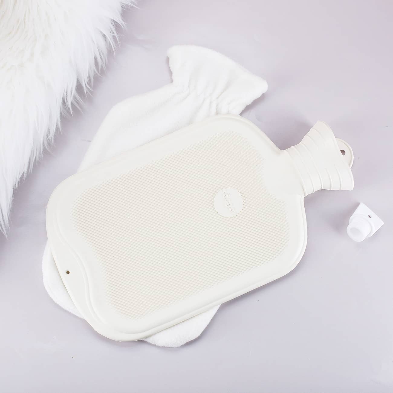 Weiße Gummiflasche mit Fleecebezug