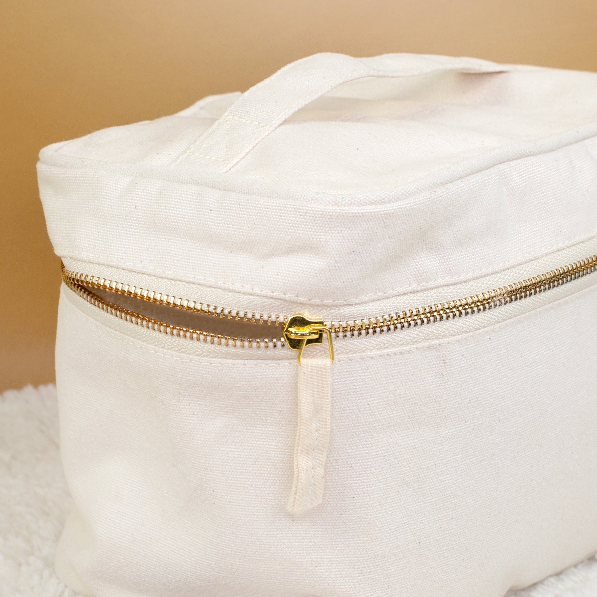 Detailaufnahme vom goldenen Reißverschluss der personalisierten Kosmetiktasche