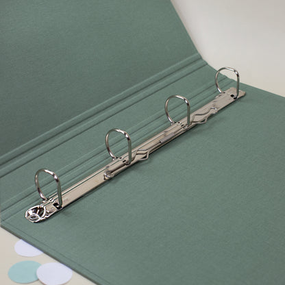 Innenansicht der grünen Zeugnismappe mit stabilem 4-Ring-Mechanismus