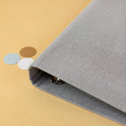 Detailansicht auf den Leinenstoff der Zeugnismappe