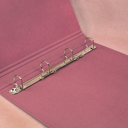 Innenansicht einer rosa Leinen-Zeugnismappe mit 4-Ring-Mechanismus