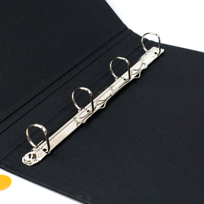 Innenansicht einer schwarzen Leinen-Zeugnismappe mit 4-Ring-Mechanismus