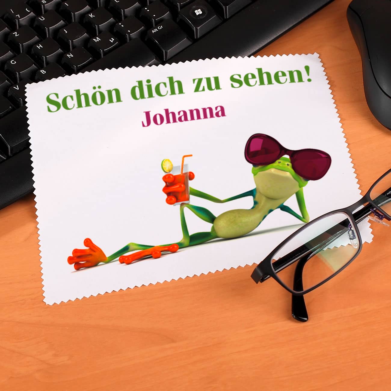 weißes Brillenputztuch mit Wunschnamen und charmantem Froschmotiv bedruckt