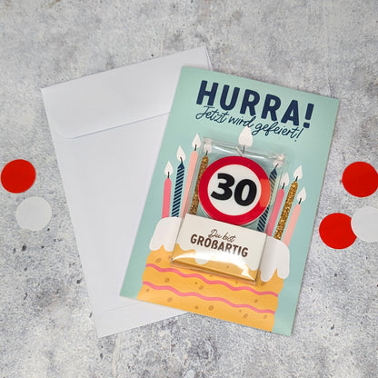 Geburtstagskarte mit Verkehrszeichen-Kerze – Variante „30“ auf hellem Untergrund