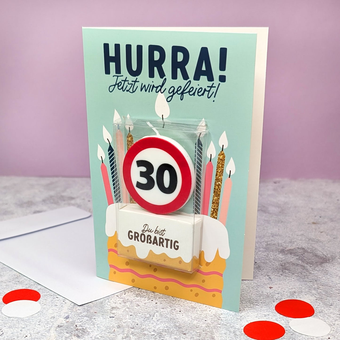 Karte mit Aufschrift „Hurra jetzt wird gefeiert! Du bist großartig“ und Zahl 30 im Verkehrszeichen-Stil