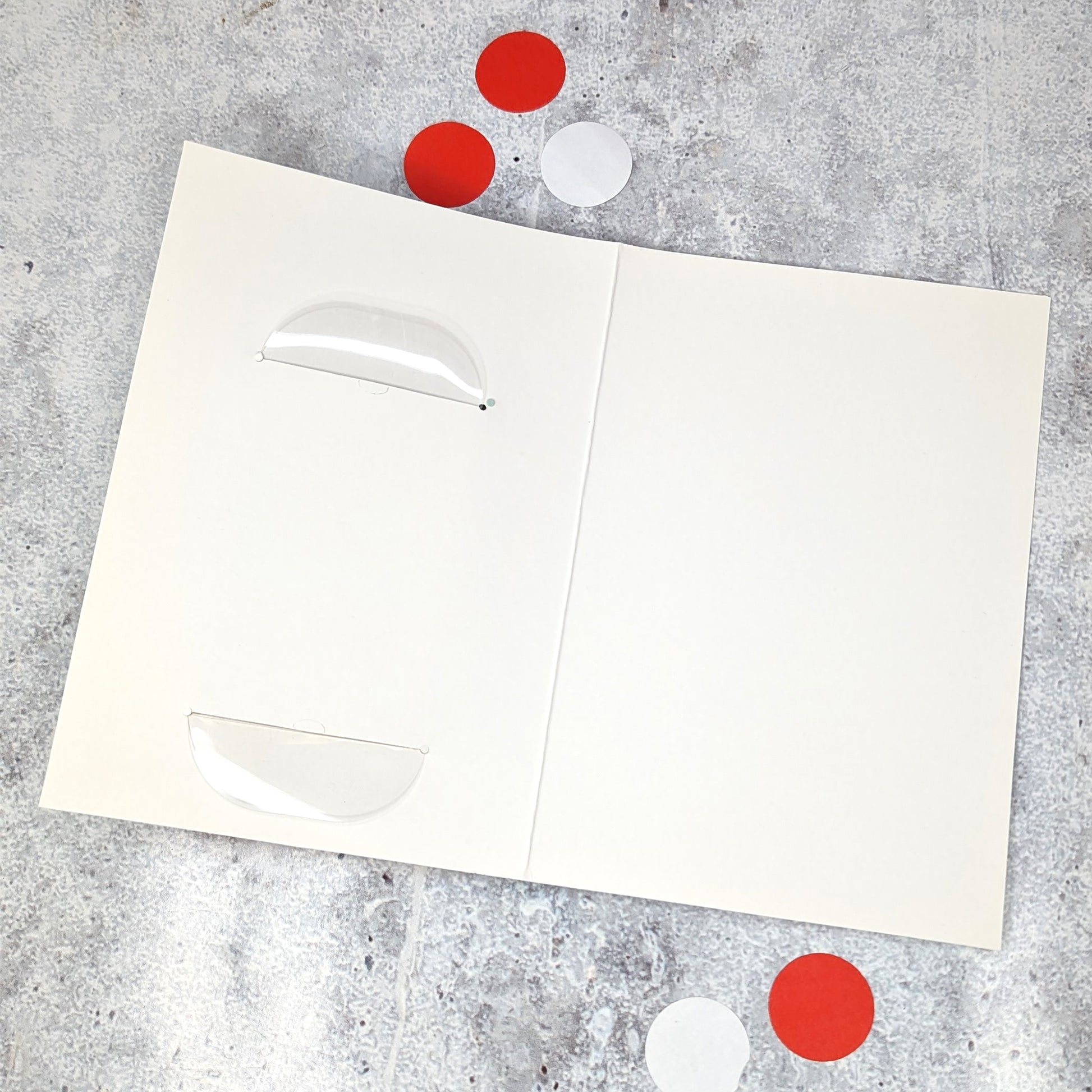 Innenseite der Geburtstagskarte mit Verkehrszeichen-Kerze auf hellem Untergrund