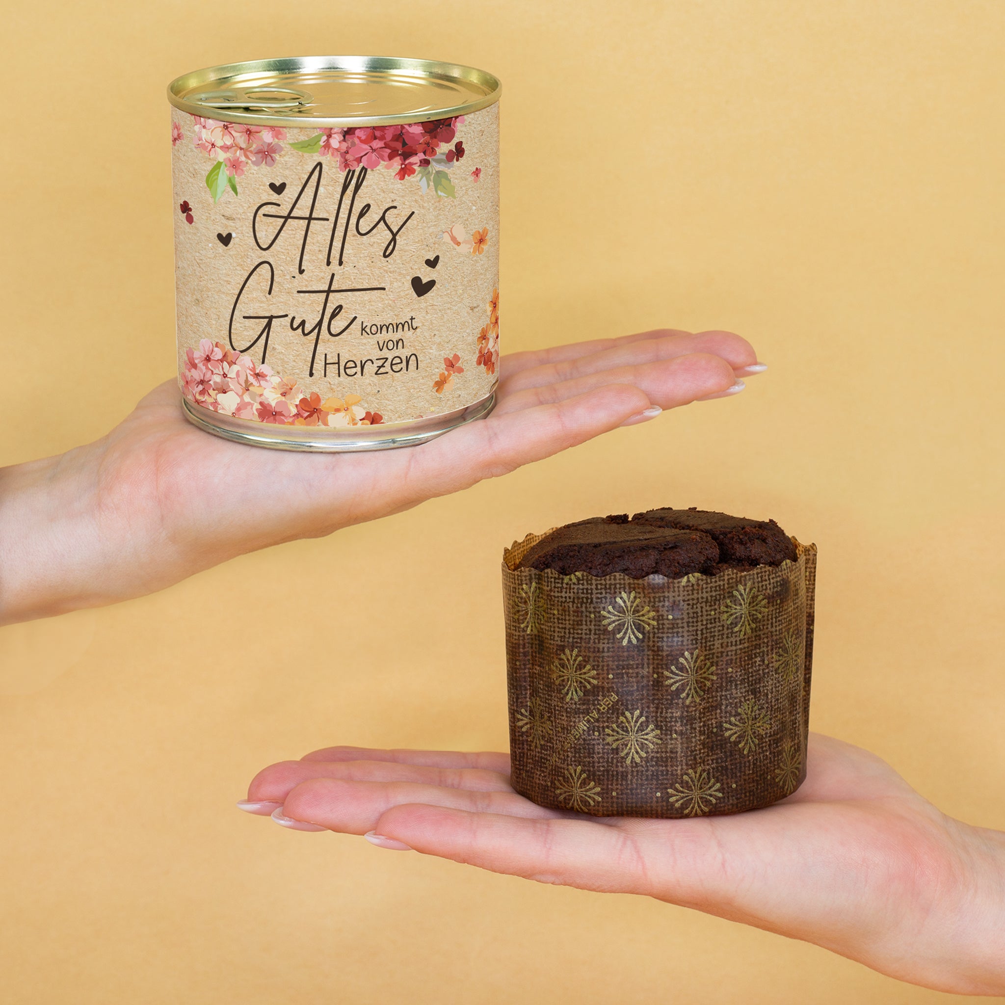 Schokoladen Brownie Kuchen in der Dose mit Alles Gute kommt von Herzen Motiv und Brownie auf der Hand