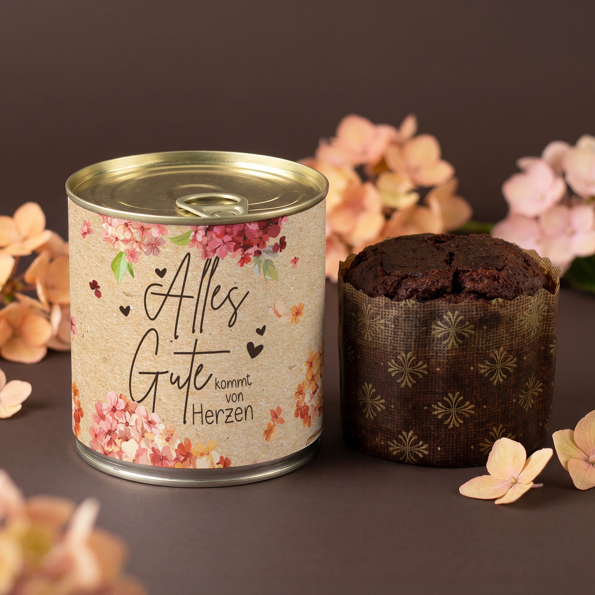 Dosenkuchen Brownie mit Alles Gute kommt von Herzen Motiv und floraler Dekoration auf dunklem Hintergrund