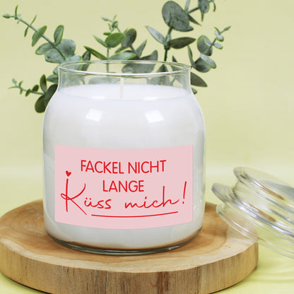 Duftkerze im Glas ohne Deckel mit sichtbarem Docht und liebevollem Valentinstagsmotiv