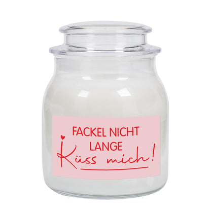 Detailaufnahme der weißen Duftkerze im Glas mit Arganöl-Wachs und romantischem Schriftzug