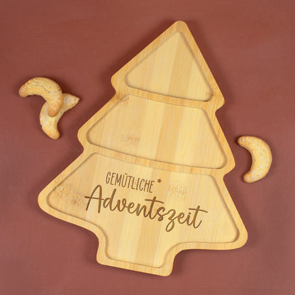 Plätzchenteller aus Bambus 'Gemütliche Adventszeit' in Weihnachtsbaum Form | Servierbrett als Geschenk