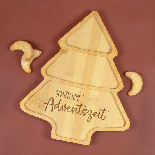 Plätzchenteller aus Bambus 'Gemütliche Adventszeit' in Weihnachtsbaum Form | Servierbrett als Geschenk