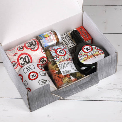 Gefüllter Pappkoffer zum Geburtstag