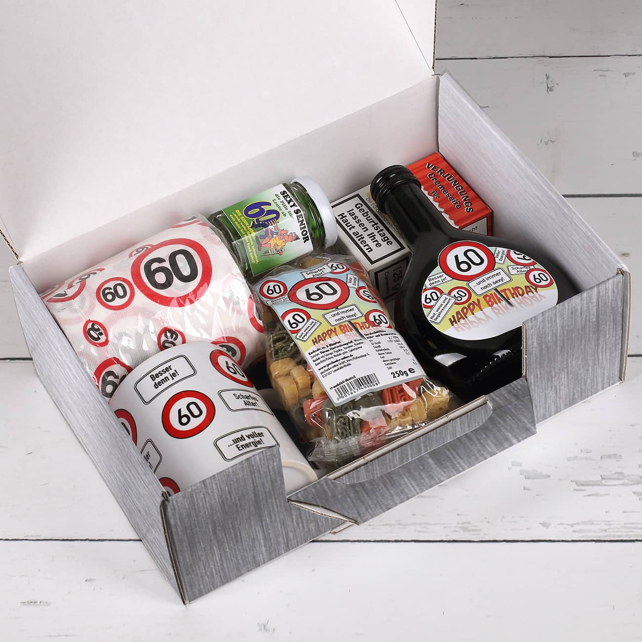 Gefüllter Pappkoffer zum Geburtstag