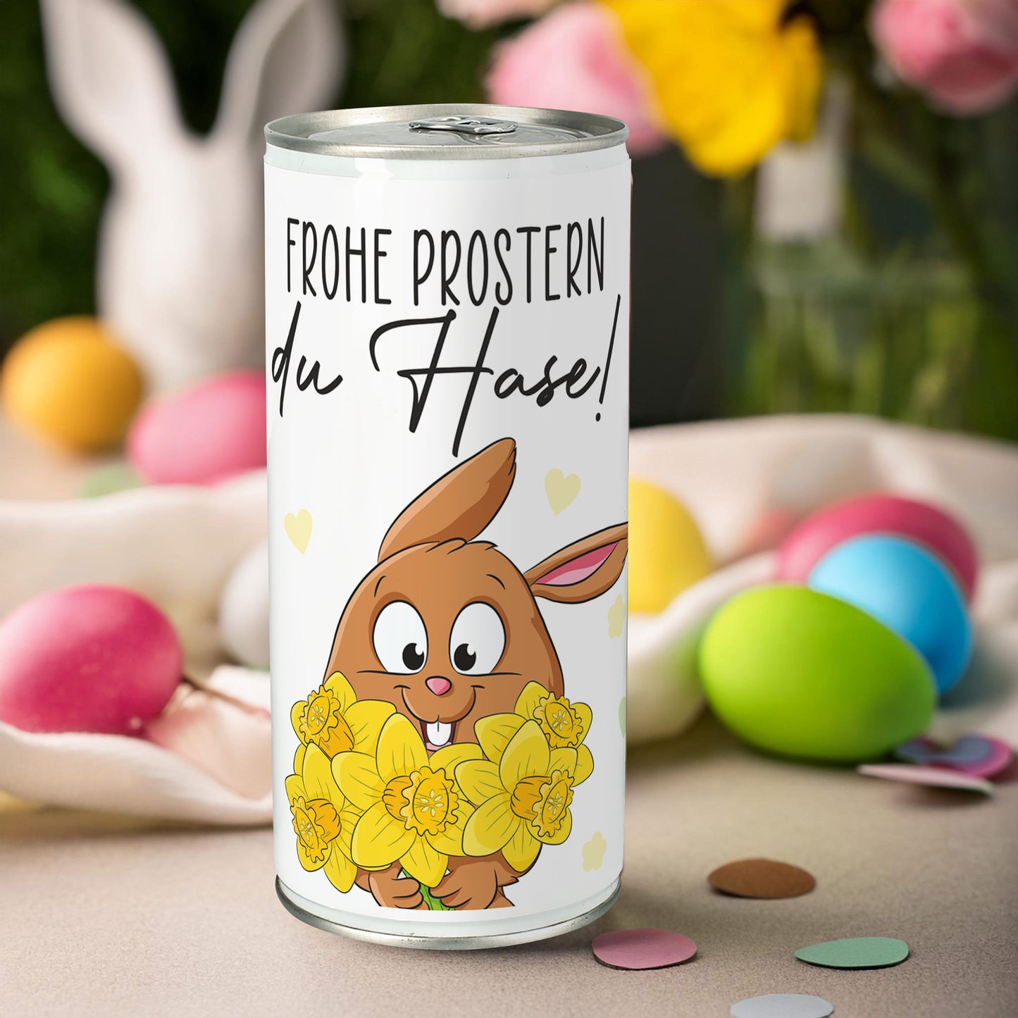 Nahaufnahme der Oster-Bierdose mit Narzissenstrauß und Hasenillustration