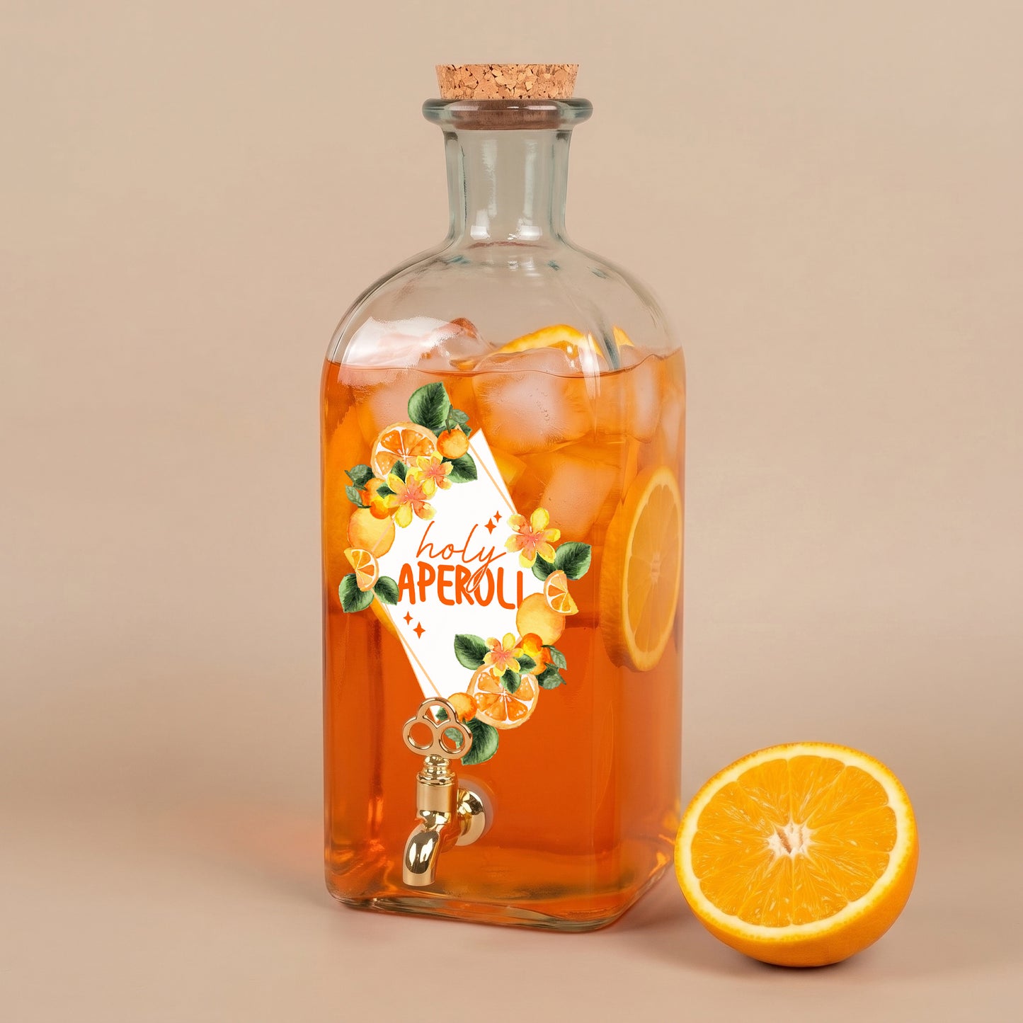 Handgefertigter Glas Getränkespender mit Zapfhahn, Orangen-Motiv und orangefarbenem Sommergetränk neben halbierter Orange