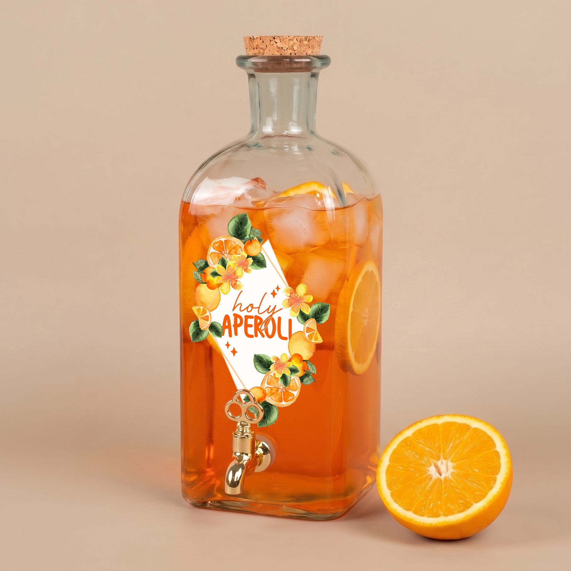 Handgefertigter Glas Getränkespender mit Zapfhahn, Orangen-Motiv und orangefarbenem Sommergetränk neben halbierter Orange