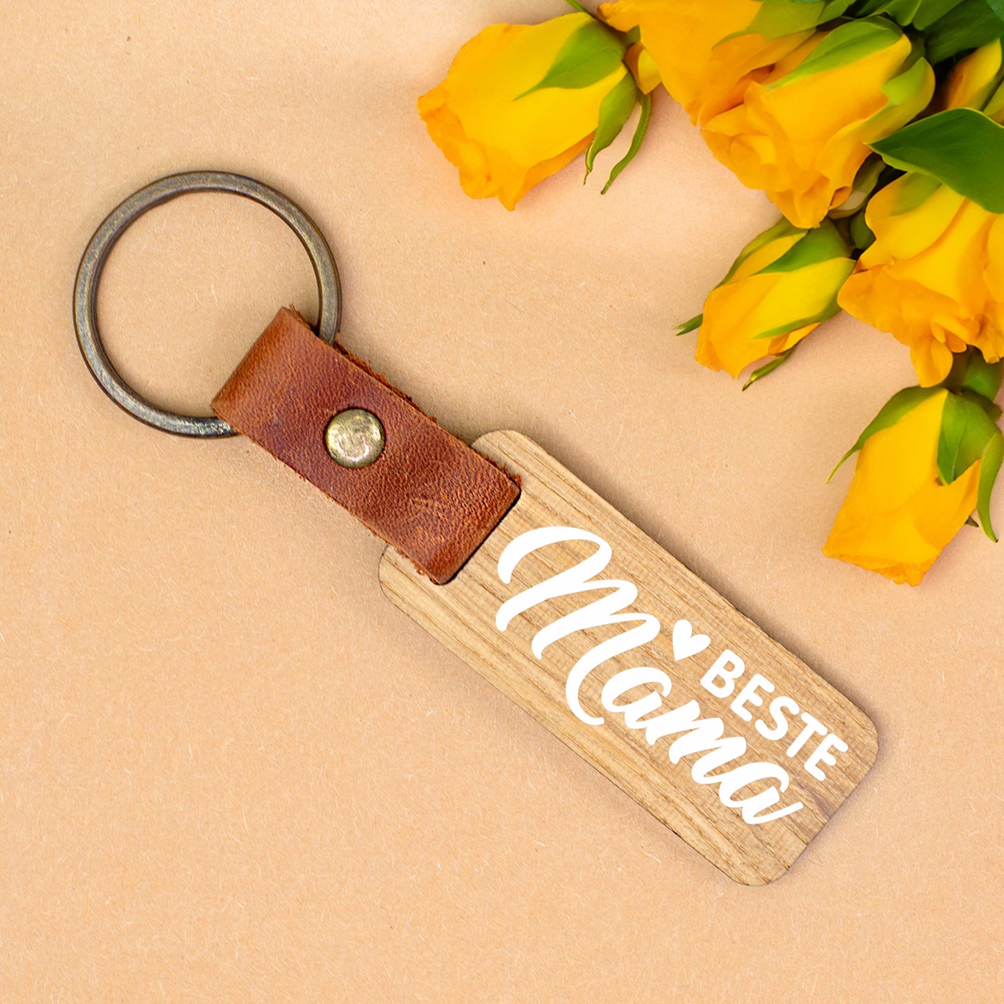 Handgefertigter Schlüsselanhänger aus Holz mit Lederband und Motiv Beste Mama neben gelben Blumen