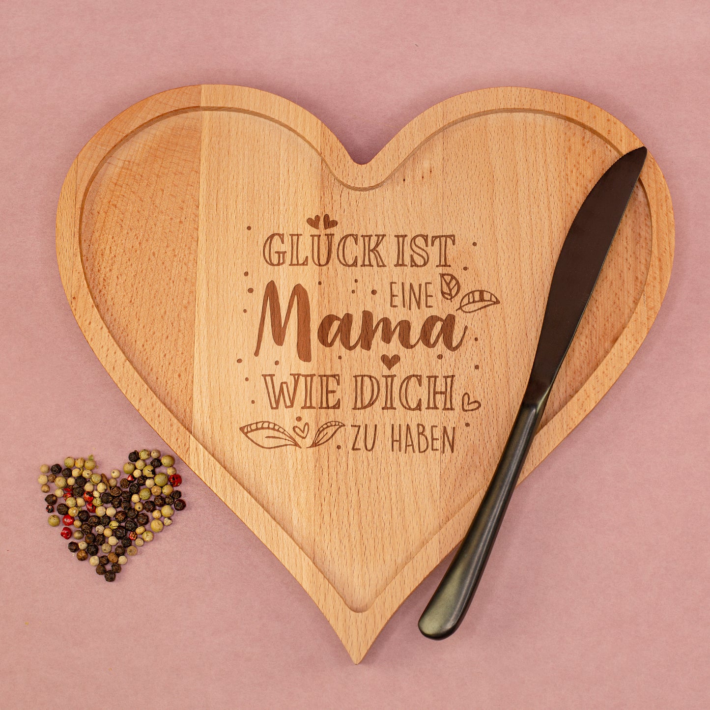 Herz Servierbrett aus Holz mit Gravur Glück ist eine Mama wie dich zu haben mit Messer und Pfeffer dekoriert