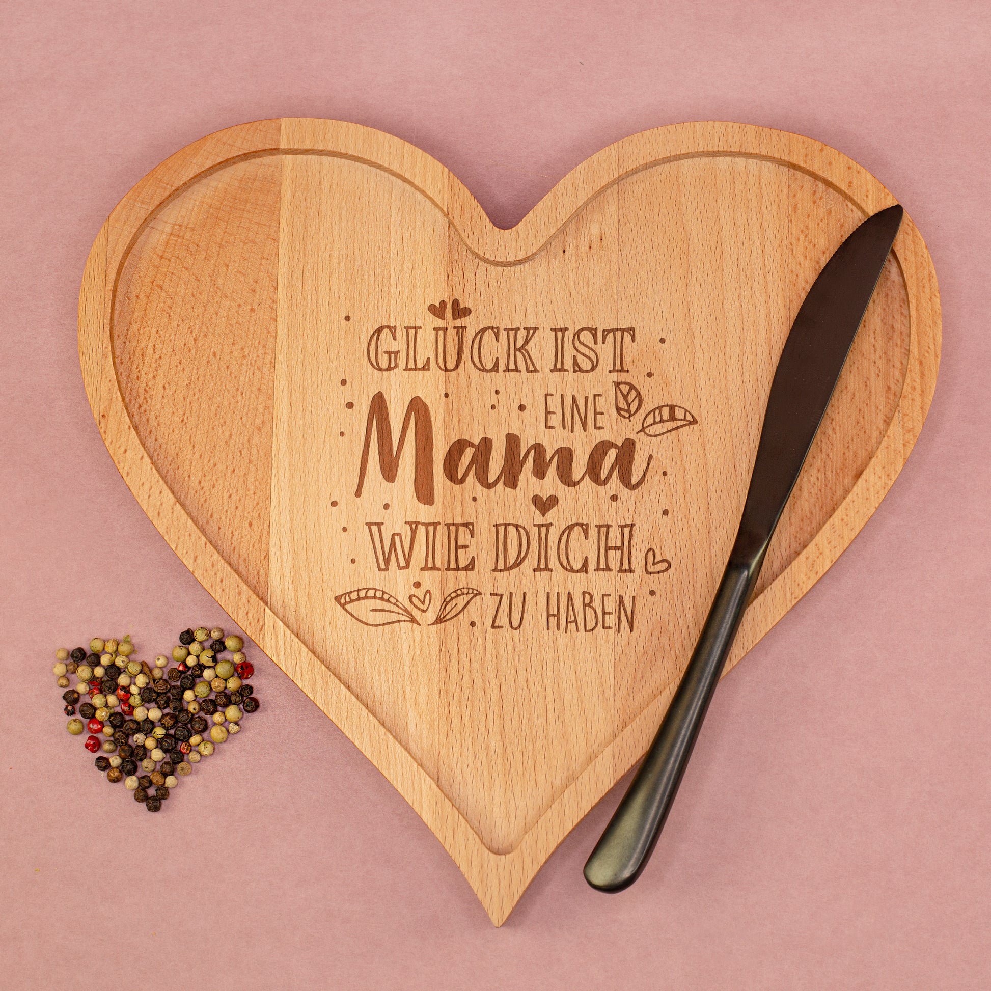 Herz Servierbrett aus Holz mit Gravur Glück ist eine Mama wie dich zu haben mit Messer und Pfeffer dekoriert