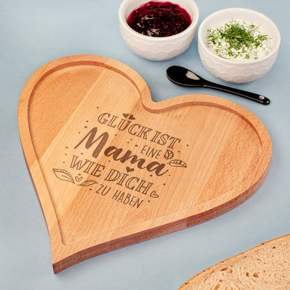 Holz Herzbrettchen mit Gravur im Einsatz als Servierbrett mit Dips und Brot